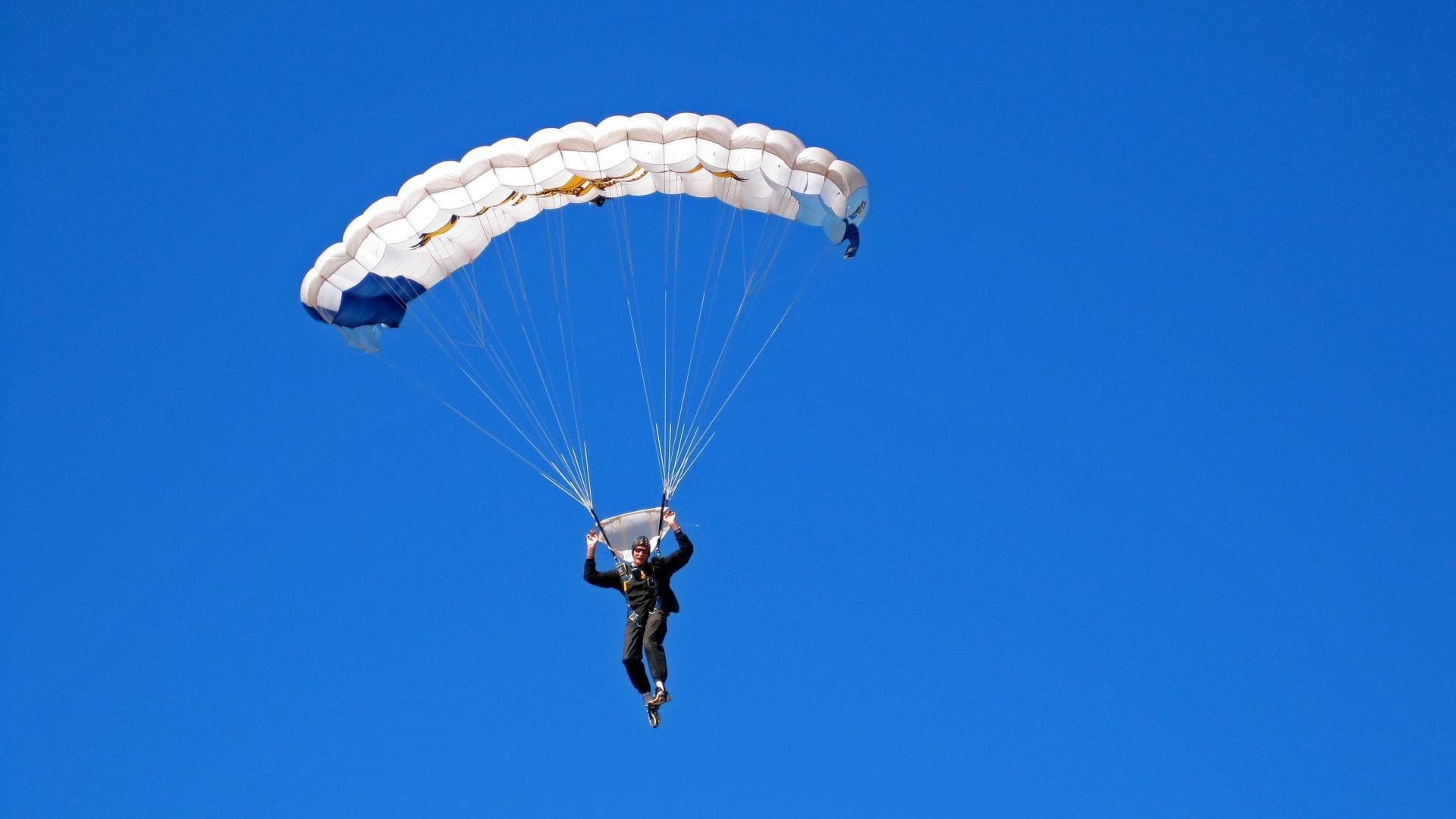 球迷节现场音乐与比赛活动结合，气氛火热，球迷乐队